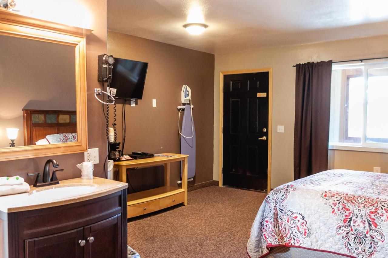Circle R Motel East Glacier Park Village Esterno foto